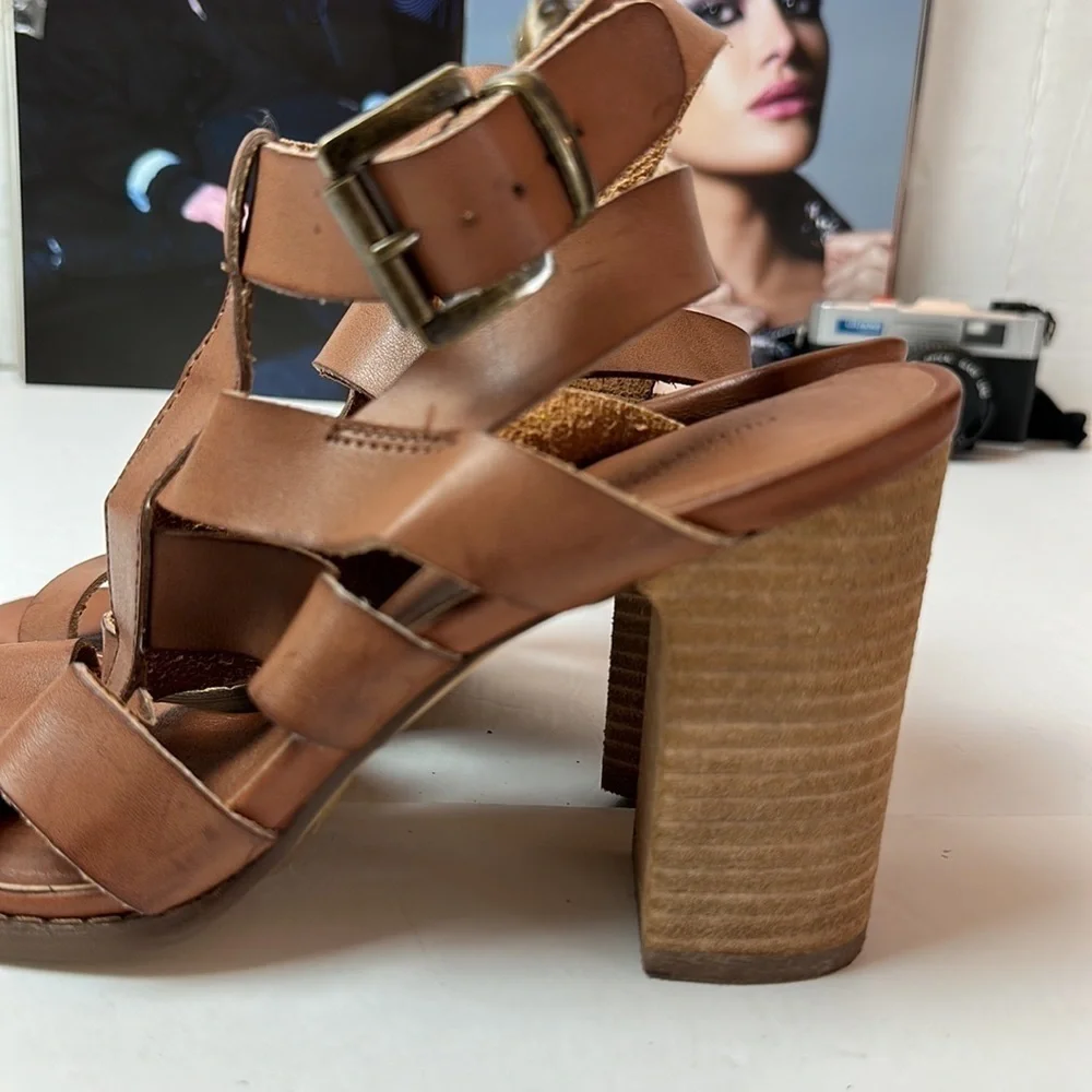 Urban Outfitters minimalist caramel